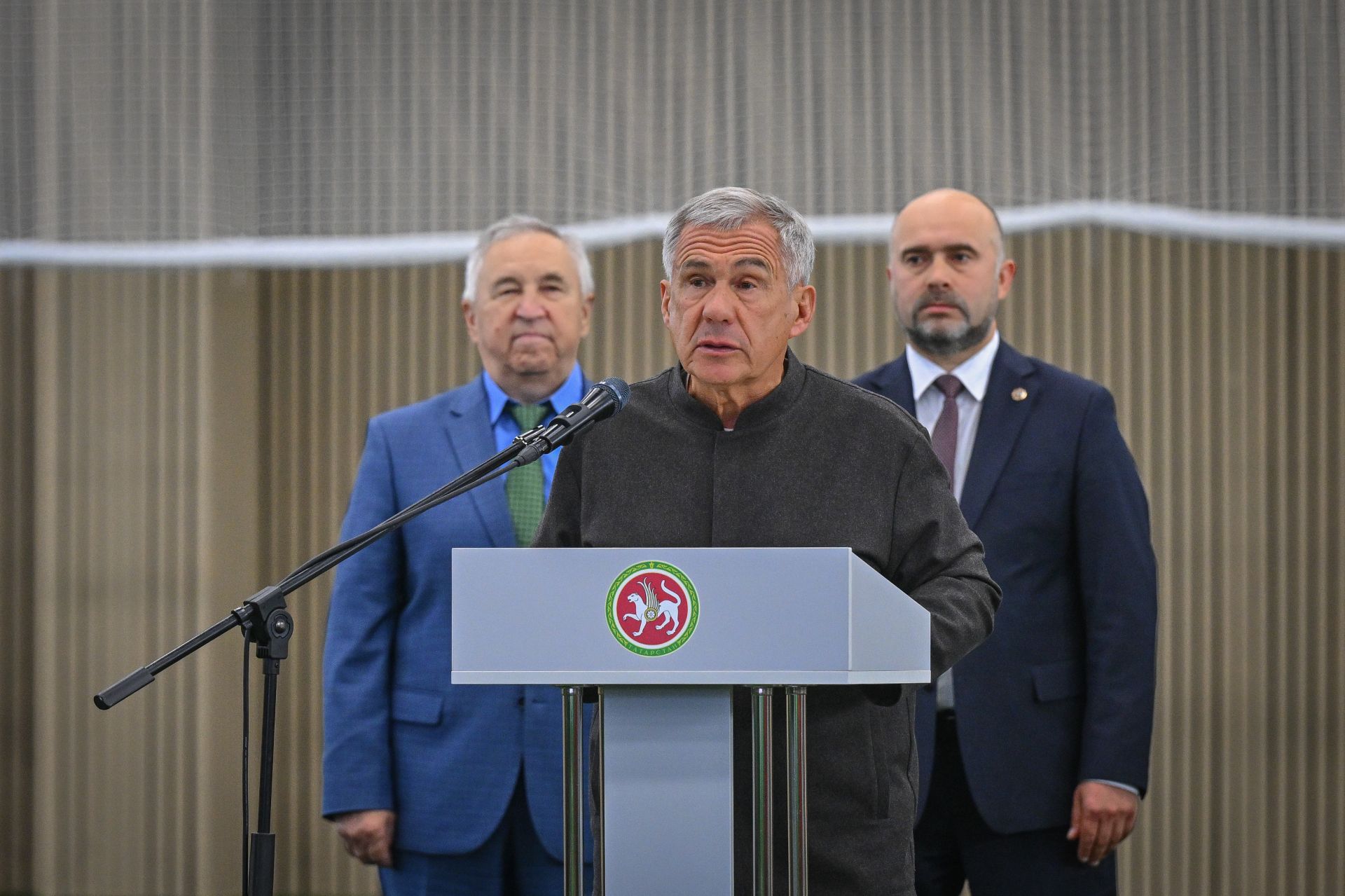 Рустам Минниханов тăватă районта уçăлнă футбол манежӗсене хута янă çӗре хутшăннă