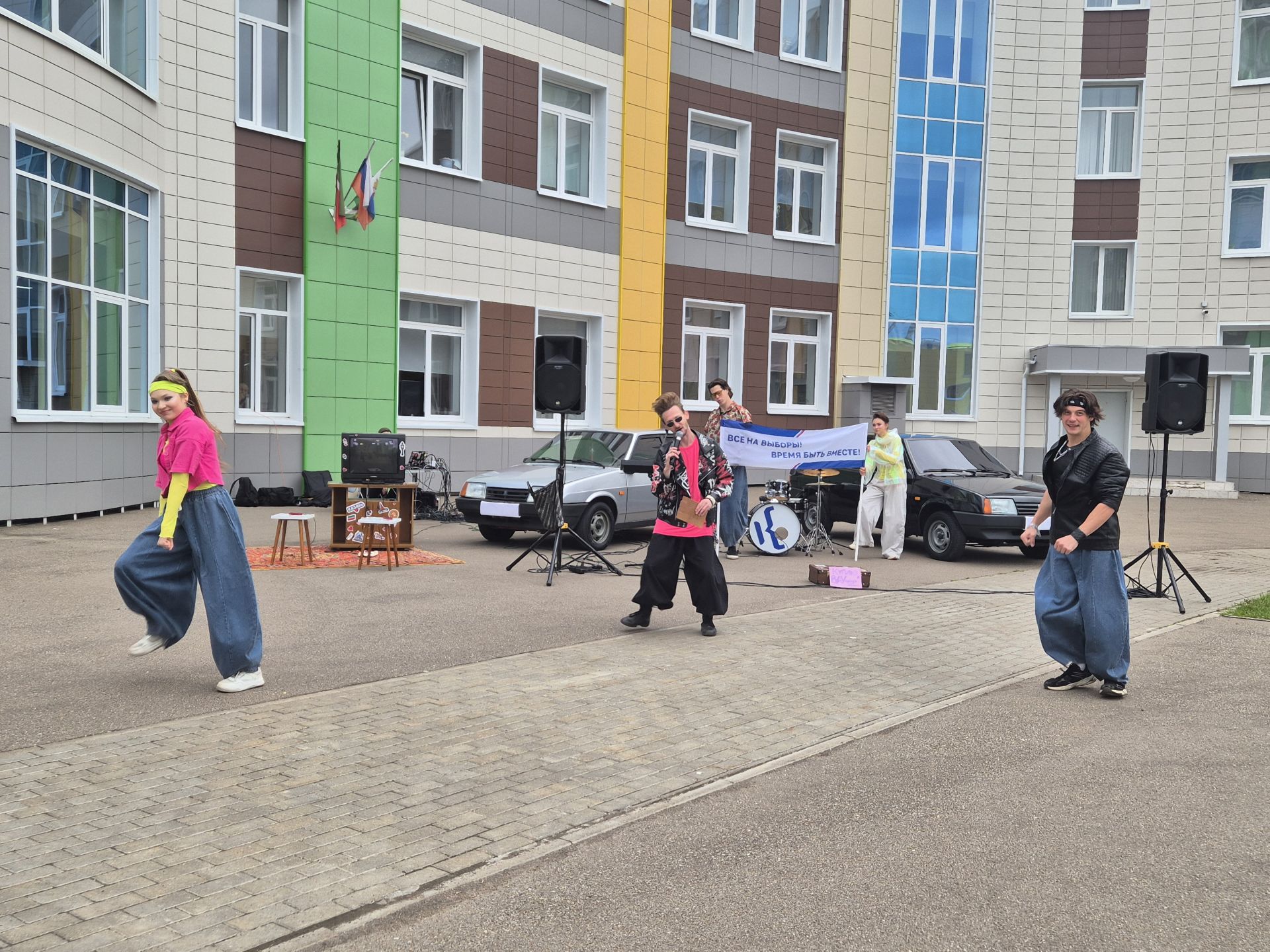 Время быть вместе: как агитбригада превратила выборы в ретро-праздник
