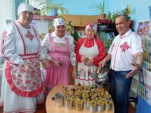 Хулаçырми волонтерӗсем маскировка сетки те çыхаççӗ, окоп çурти те тăваççӗ, килти салма та хатӗрлеççӗ