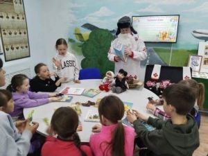 Кӗлпук мучи ачасене юмахсем вуласа пачӗ