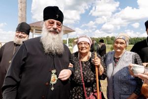 Апас районӗнчи Черккӗнри чăвашсем Кирилл митрополитран пил илнӗ