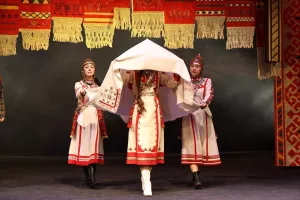 Мускавра «Нарспи» спектаклӗн сыпăкне кăтартӗç