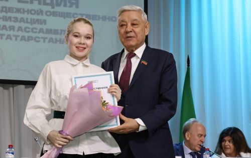 ТР Çамрăксен ассамблейин отчетпа суйлав конференцийӗнче Юлия Еремеевăна Тав хучӗпе чысларӗç