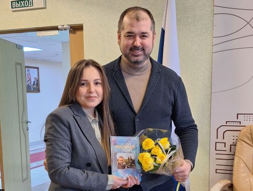 Ку кӗнекере Турă панă ăс-тăнӗ те, çемье витӗмӗ те, Тăхăрьялăн тухăçлă çӗрӗ те, çав çӗр çут тӗнчене парнеленӗ паллă çыравçăсен пиллевӗ те...