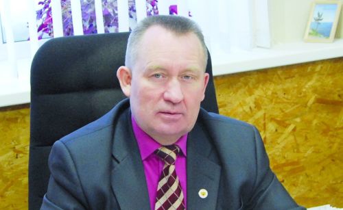 Пушкăртстанри «Урал сасси» хаçатăн коллективӗ тата тӗп редакторӗ Юрий Михайлов «Сувар» хаçата 30 çул тултарнă ятпа саламлани