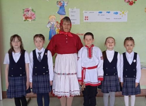 Çӗнӗ Шешкел шкулӗнче вӗренекенсем вӗрентӳ ветеранӗпе тата çыравçăпа тӗл пулнă