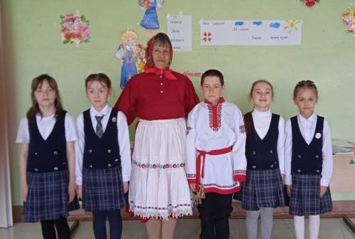 Çӗнӗ Шешкел шкулӗнче вӗренекенсем вӗрентӳ ветеранӗпе тата çыравçăпа тӗл пулнă