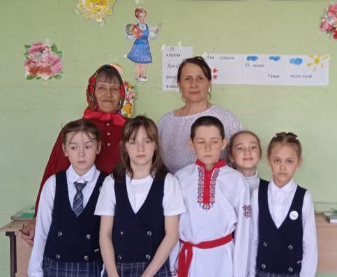 Çӗнӗ Шешкел шкулӗнче вӗренекенсем вӗрентӳ ветеранӗпе тата çыравçăпа тӗл пулнă