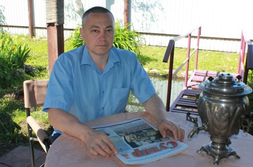 Самара облаçӗнче пурăнакан Олег Зайцев «Сувара» виçӗ çул çырăнса илсе вулать