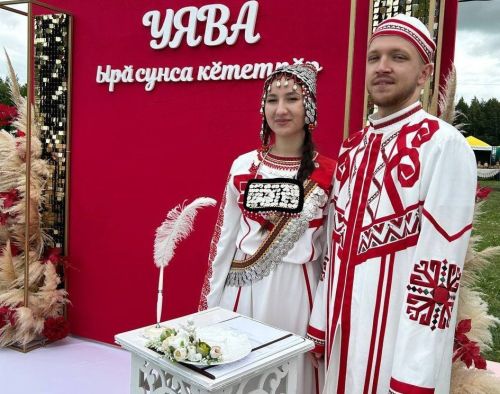 Наци стилӗпе туй ирттерме 80 çемье грант илнӗ