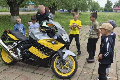 Аксу районӗнчи Кивӗ Тимушкел шкулӗ çумӗнчи çуллахи лагерьте байкерсемпе интереслӗ тӗлпулу иртрӗ
