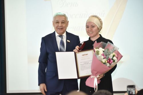 Фарид Мухаметшин журналистсемпе пичет ӗçченӗсене Раççей Пичет кунӗпе саламларӗ