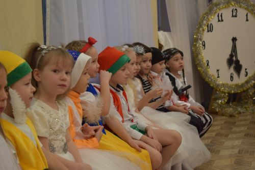 Хусанта вырăс, тутар, мари ачисене чăвашла юрлаттараяççӗ пулсан, чăваш ялӗсенчи садиксенче мӗн чăрмантарать-ши?