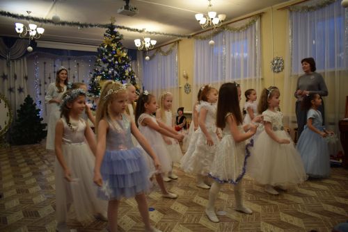 Хусанта вырăс, тутар, мари ачисене чăвашла юрлаттараяççӗ пулсан, чăваш ялӗсенчи садиксенче мӗн чăрмантарать-ши?