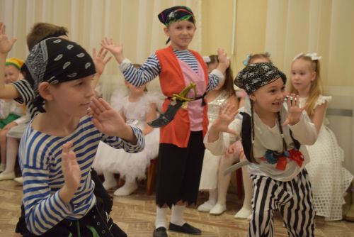Хусанта вырăс, тутар, мари ачисене чăвашла юрлаттараяççӗ пулсан, чăваш ялӗсенчи садиксенче мӗн чăрмантарать-ши?