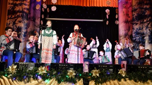 Аксу артисчӗсем халăха савăнăç парнелеме пӗлеççӗ