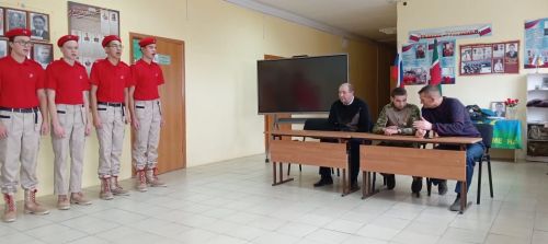 Отпуска килнӗ Николай Никифоровпа Вячеслав Алякин аслă классенче вӗренекенсемпе тӗл пулчӗç