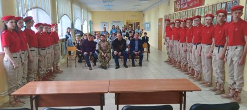 Отпуска килнӗ Николай Никифоровпа Вячеслав Алякин аслă классенче вӗренекенсемпе тӗл пулчӗç