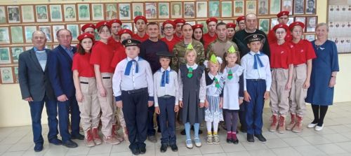 Отпуска килнӗ Николай Никифоровпа Вячеслав Алякин аслă классенче вӗренекенсемпе тӗл пулчӗç