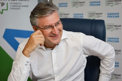 Айрат Фаррахов ятарлă çар операцине хутшăннă медицина ӗçченӗсен тăванӗсемпе тӗл пулать