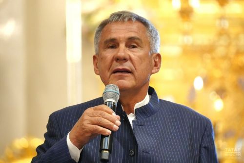 ТР Раисӗ Рустам Минниханов педагогсемпе педагогика ӗçӗн ветеранӗсене професси уявӗпе саламланă