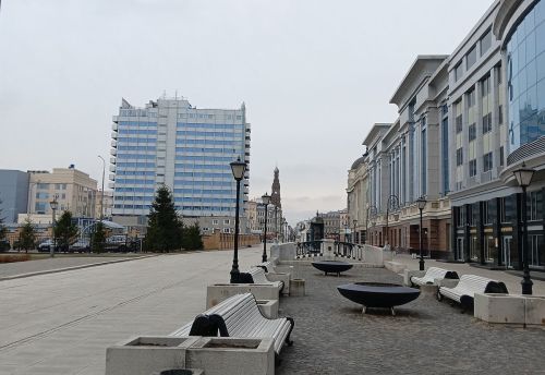 Эрне мӗнпе савăнтарать?