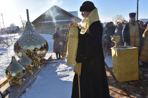 Çӗмӗртлӗре тăвакан чиркӗвӗн куполӗсемпе хӗресӗсене светить турӗç