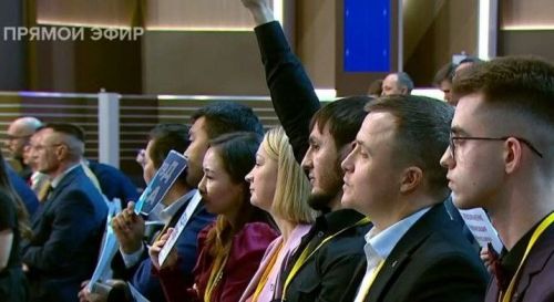 Раççей Президентне Владимир Путина çӗршывра пурăнакансем кăна мар тӗнче те хăлха тăратса итлерӗ