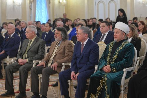 ТР Раисӗ Рустам Минниханов тутарстансене патшалăх наградисемпе чысларӗ