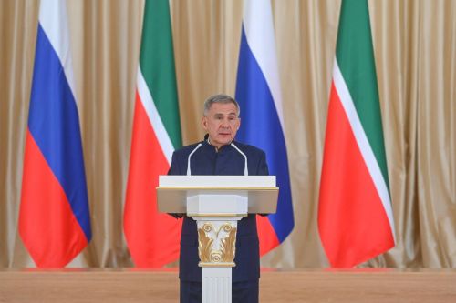 ТР Раисӗ Рустам Минниханов тутарстансене патшалăх наградисемпе чысларӗ
