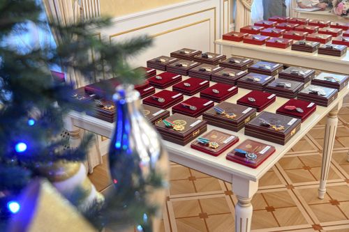 ТР Раисӗ Рустам Минниханов тутарстансене патшалăх наградисемпе чысларӗ