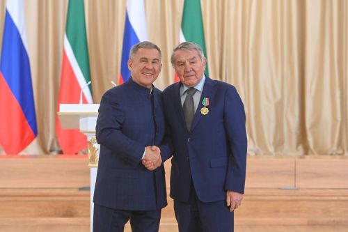 ТР Раисӗ Рустам Минниханов тутарстансене патшалăх наградисемпе чысларӗ