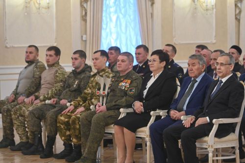 ТР Раисӗ Рустам Минниханов тутарстансене патшалăх наградисемпе чысларӗ