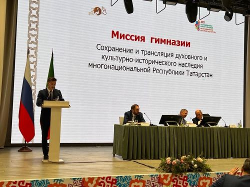 Анат Камăри 34-мӗш гимназире вӗренекен Роман Матросов ТР Раисӗ çумӗнчи Нацисен тата конфессисен хушшинчи хутшăнусен канашӗн ларăвӗнче тухса калаçнă