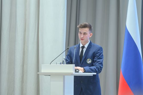 Анат Камăри 34-мӗш гимназире вӗренекен Роман Матросов ТР Раисӗ çумӗнчи Нацисен тата конфессисен хушшинчи хутшăнусен канашӗн ларăвӗнче тухса калаçнă