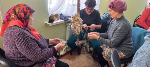 Акрелӗнчи кукамай-асаннесем салтаксем валли чăлха-нуски çыхаççӗ