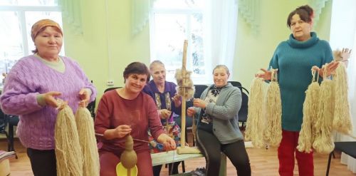 Акрелӗнчи кукамай-асаннесем салтаксем валли чăлха-нуски çыхаççӗ