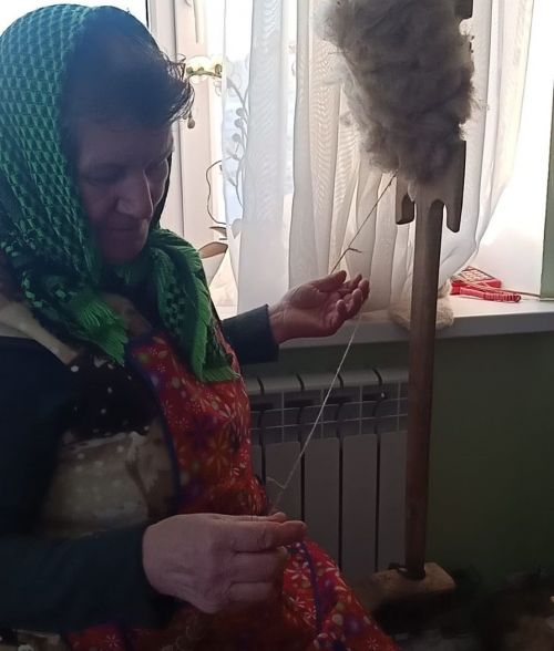 Акрелӗнчи кукамай-асаннесем салтаксем валли чăлха-нуски çыхаççӗ