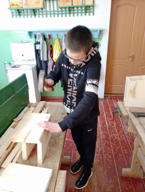 Аксу районӗнчи Емелькино шкулӗнче вӗренекенсем кашни çул вăрман хуçалăхне пулăшаççӗ – шăнкăрч йăвисем туса параççӗ