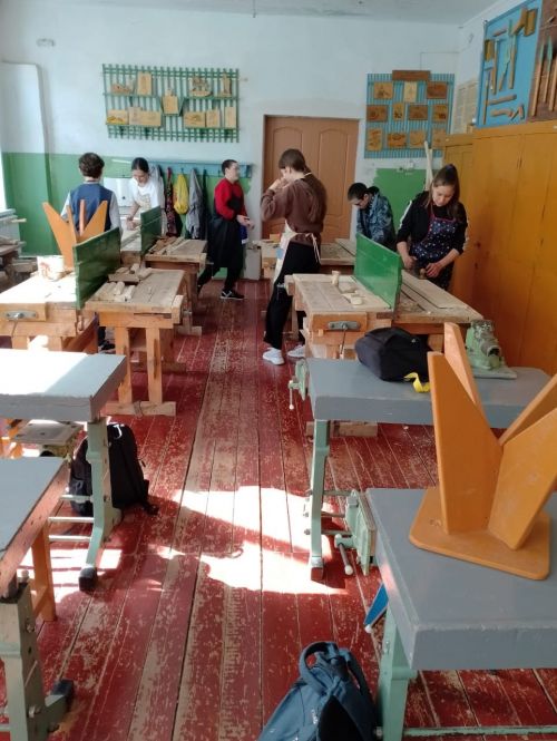 Аксу районӗнчи Емелькино шкулӗнче вӗренекенсем кашни çул вăрман хуçалăхне пулăшаççӗ – шăнкăрч йăвисем туса параççӗ