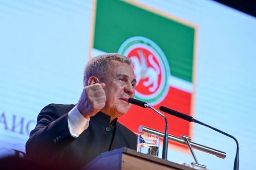 Рустам Минниханов РФ Правительстви çумӗнчи Финанс универститечӗн хисеплӗ доктор пулса тăнă