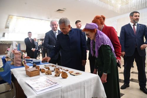 Рустам Минниханов Беларусьри тутар обществисен представителӗсемпе тӗл пулнă
