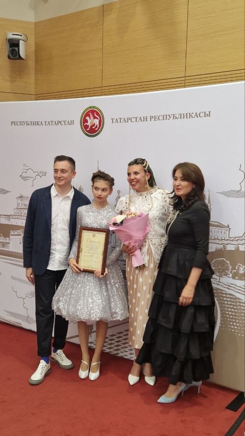 Лейла Фазлеева «Созвездие - Йолдызлык» фестивале хутшӑнакансене Пӗтӗм тӗнчери ачасене хӳтӗлемелли кун ячӗпе саламларӗ тата ТР Раисӗн стипендийӗсене пачӗ
