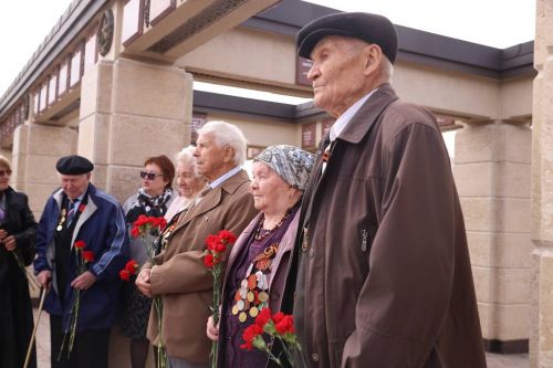 Хусанти Çӗнтерӳ паркӗнчи Ӗмӗрлӗх çулăм патне кунӗпе чечексем хураççӗ