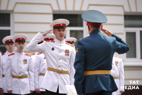 Хусанти Суворов çар училищи 75 çулхи юбилейне паллă тăвать