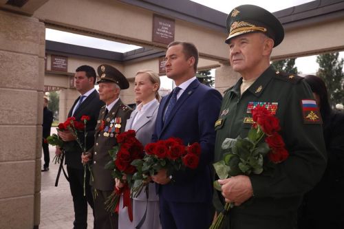 Хусанти Çӗнтерӳ паркӗнчи Ӗмӗрлӗх çулăм патне кунӗпе чечексем хураççӗ