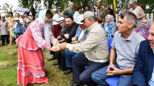 Çак уявăн символӗ – шурă хурăн йывăççи