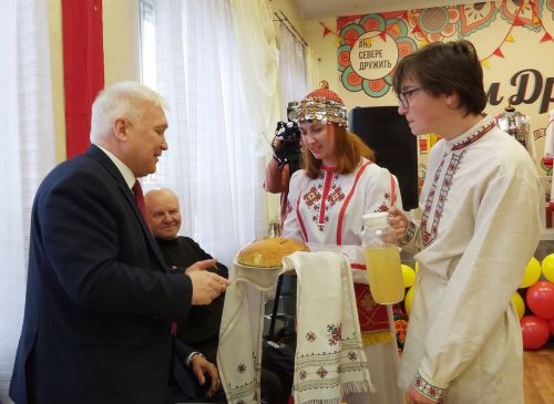 Мурманскра чăвашсем Акатуй ирттерсе тӗрлӗ халăх çыннисене пухрӗç хăйсен тавра