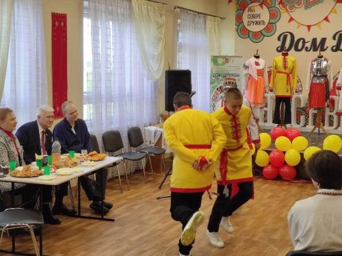 Мурманскра чăвашсем Акатуй ирттерсе тӗрлӗ халăх çыннисене пухрӗç хăйсен тавра