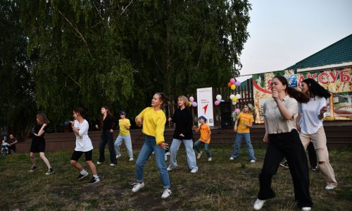 Июлӗн 7-мӗшӗнче Аксури тӗп паркра Çемьепе юрату тата шанчăклăх кунне халалланă уяв мерпориятийӗ иртнӗ
